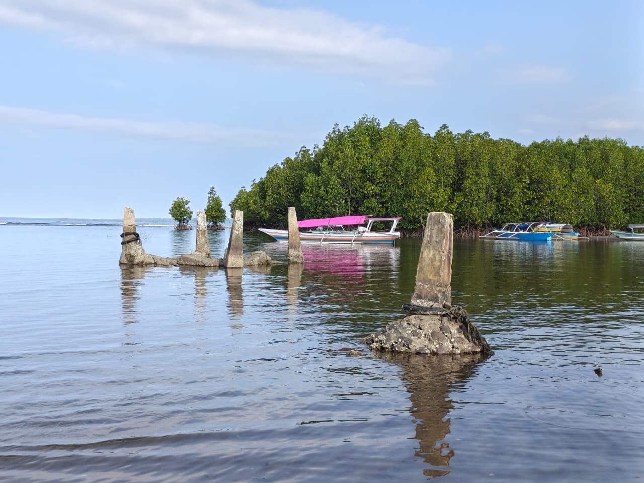 Pantai Pasir Putih Malakosa